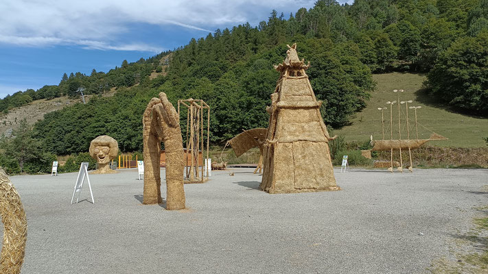 sculptures en paille à  la sortie de Valloire sur la route du GALIBIER