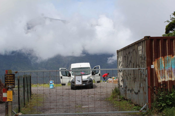  AU COL DES BOEUFS PREPARATION DU FRET D'UN HELICO POUR LE CIRQUE DE MAFATE