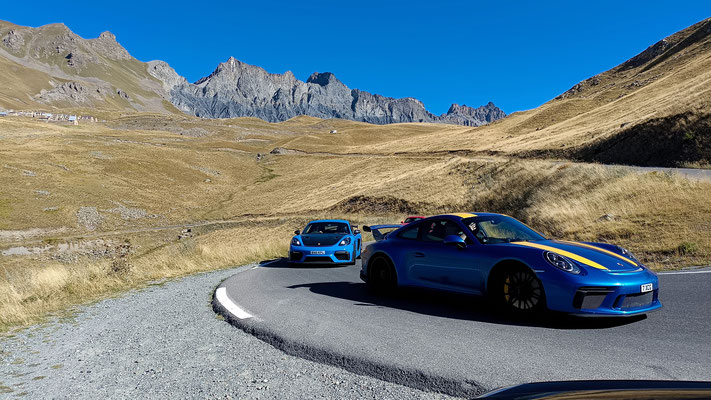 dans la descente de la Bonette trois Porsche se font plaisir dans les virages dans les Alpes Maritime