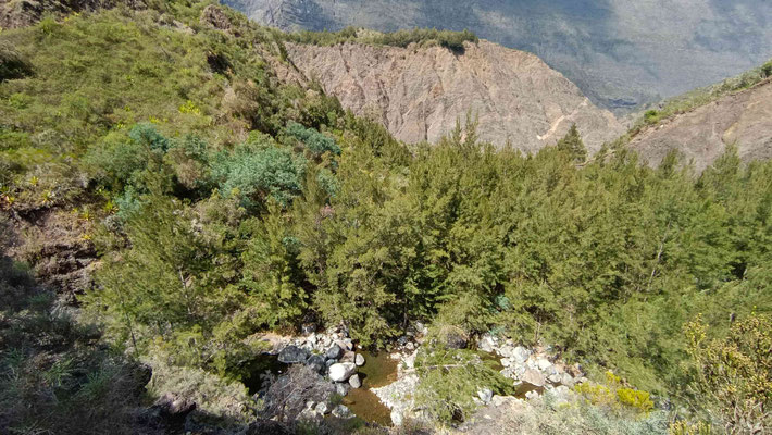 PAR LE SENTIER DE LA PASSERELLE ENTRE LA NOUVELLE ET MARLA CIRQUE DE MAFATE