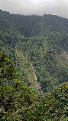 UNE CASCADE A LA RANDO DE LA VALLEE DE TAKAMAKA 