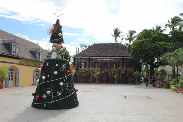 LE SAPIN DE NOEL SUR LA PLACE DE LA MAIRIE DE SAINT LEU
