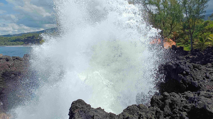 LE GOUFFRE PRES DE CASCADE JACQUELINE A LANGEVIN