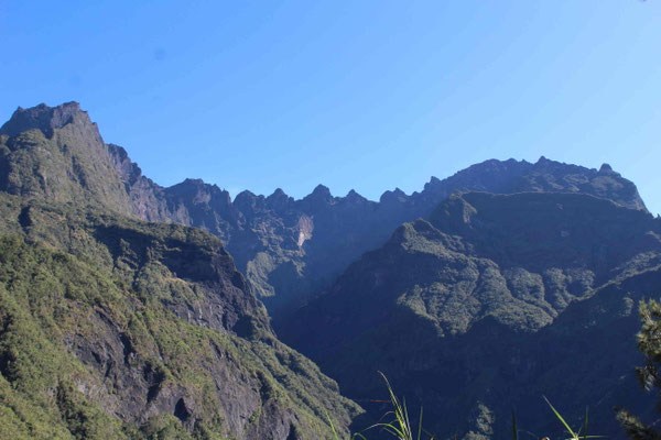 LE PITON DES NEIGES DEPUIS LE BELVEDERE DE L'AIRE DE PIQUE NIQUE ENTRE CILAOS ET ILET A CORDES CIRQUE DE CILAOS