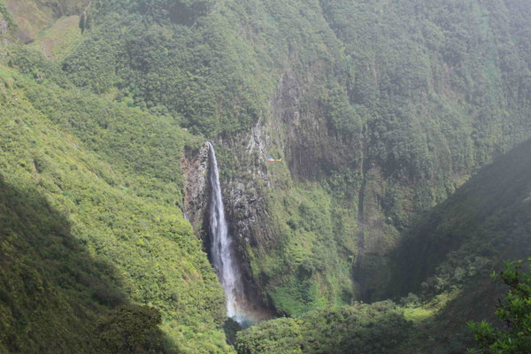 LE TROU DE FER ET SA CASCADE CHERCHER L'HELICOPTERE
