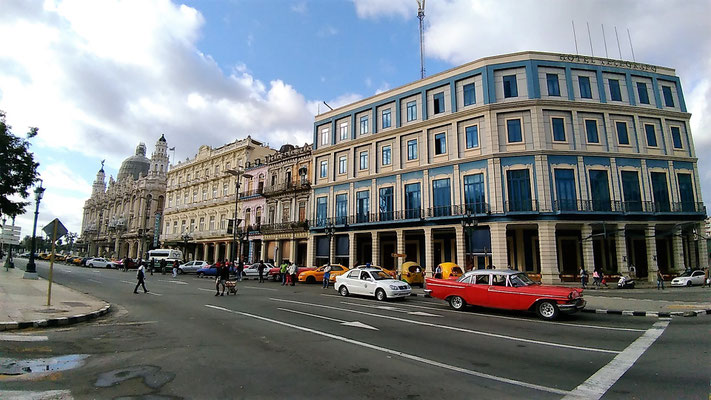  LE THEATRE ET DES HOTELS SUR LA PASEO DEL MARTI LA HAVANE