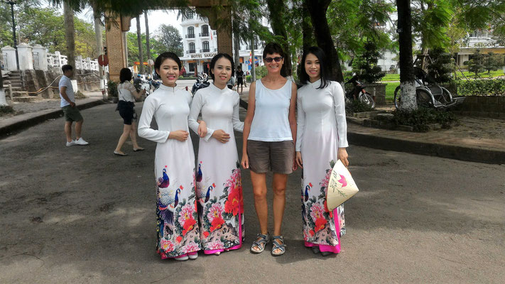 POSE AVEC TROIS VIET NAMIENNES EN HABIT TRADITIONEL DANS UN PARC A HUE  VIET NAM