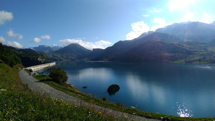 En arrière plan le massif du Mont Blanc et le barrage de Roseland
