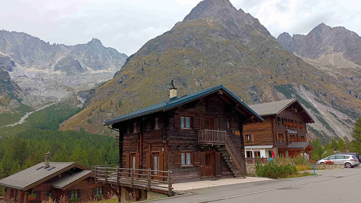 NOTRE HOTEL A DROITE AU VILLAGE DE LA FOULY