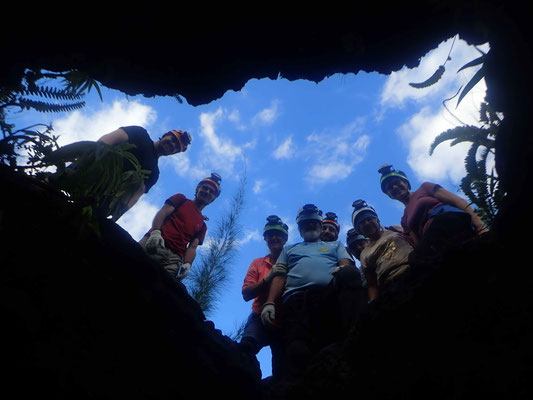 PHOTO DE GROUPE APRES LA SORTIE DU TUNNEL DE LAVE DE 2004