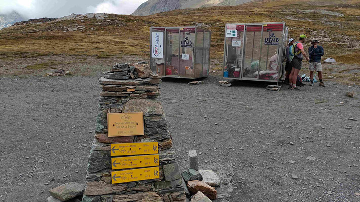 AU COL DE SEIGNE 2512 M IL MARQUE LA FRONTIERE FRANCO-ITALIENNE LES CONTENERS VIENNENT DE SERVIR POUR L'ULTRA TRAIL DU MONT BLANC