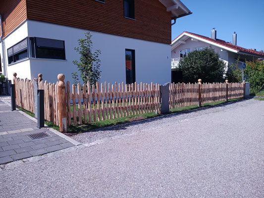 Kastanienzaun mit Steinelementen Rosenheim