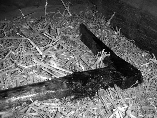 (Replica) Only an insider could know that there would be an ingenious hiding place for the mattock in the false floor above the kitchen