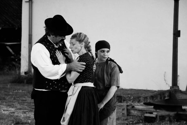 Szene mit Lorenz Schlittenbauer, Viktoria Gabriel und Cili