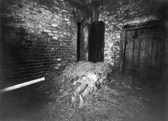 Original photograph of the crime scene in 1922 / on 04.04.1922 Schlittenbauer and his neighbours discovered the bodies of Gruber Andreas, Viktoria Gabriel and his wife Cäzilia Gruber (not shown in the picture, the dead Cili Gabriel (8))
