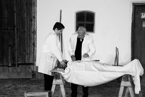 Obduktionszene eines Opfers von Hinterkaifeck