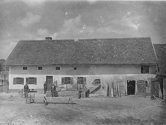 Originalaufnahme Hinterkaifecker Hof im Jahr 1900. Auf dem Foto sind Andreas Gruber, Viktoria Gabriel und Georg Greger zu sehen.  