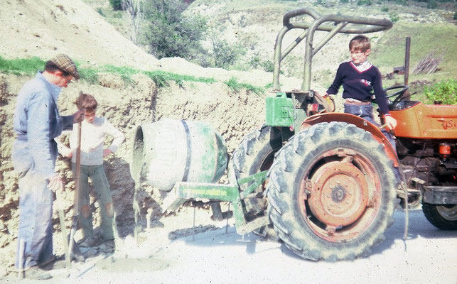 1981 - Alphonse (52), Denis (13) und Emmanuel (10) bauen den Keller.