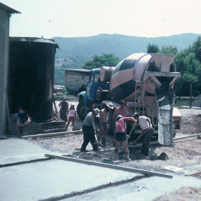 1981 - Alle Nachbarn helfen beim betonieren der Sohle für den Weinkeller