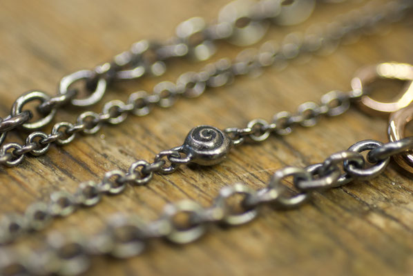 Kettendetail aus geschwärztem Silber