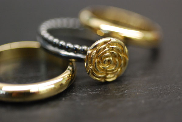 Ringe aus Silber und Gold mit Rose