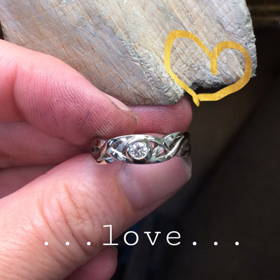 Verschlungener Verlobungsring aus Weißgold mit Diamant