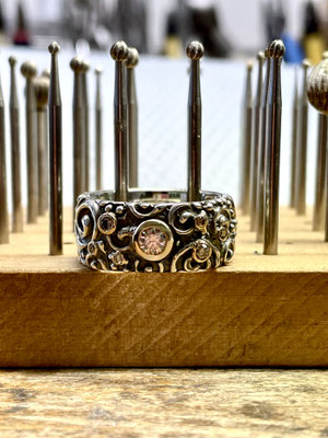 Silberring mit Diamant in goldener Zarge