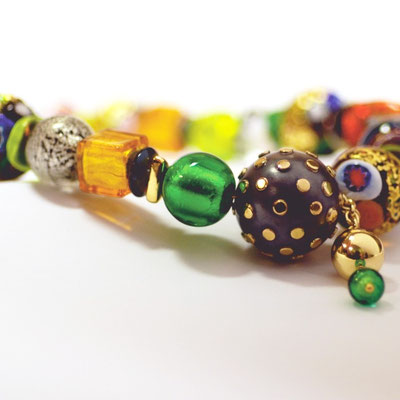 Bunte Kette aus Murano Glasperlen mit handgefertigter Kugel aus 925 Silber mit 750 Gelbgold