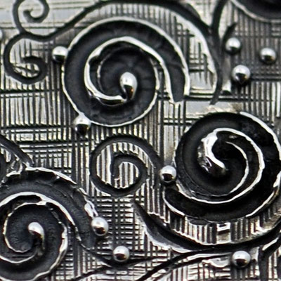 Detail eines Schmuckstücks in Silber