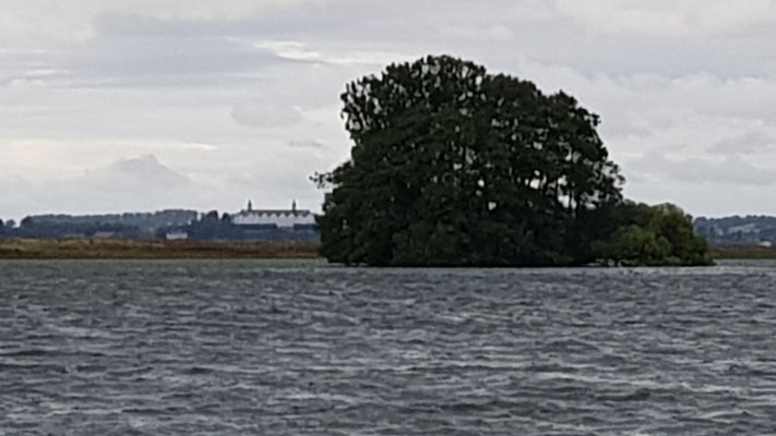 In der Ferne das Plöner Schloss