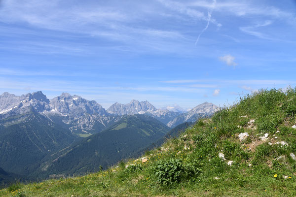 Blick zur Östlichen Karwendelspitze und Wörner