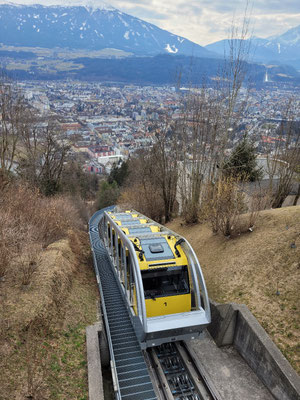 Die nächste Bahn kommt an.