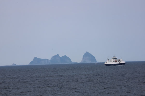 Auf der Fährfahrt nach Lovund, Blick auf Træna