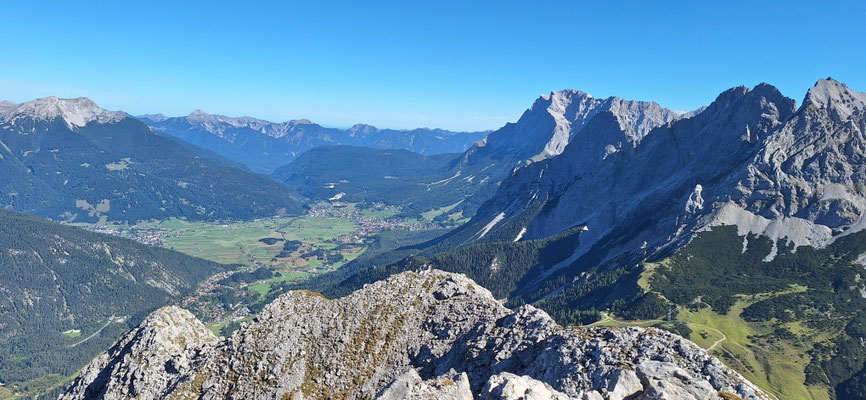 Blick von der Handschuhspitze ins Ehrwalder Becken 