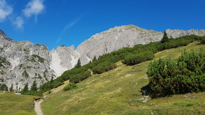 Erlspitze. Links die steile Aufstiegsrinne zur Eppzirler Scharte