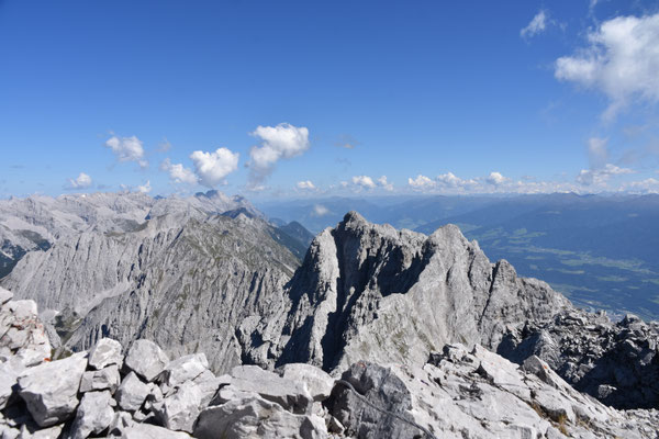 Blick vom Gipfel des kleinen Solsteins auf Hohe Warte und Brandjochspitzen