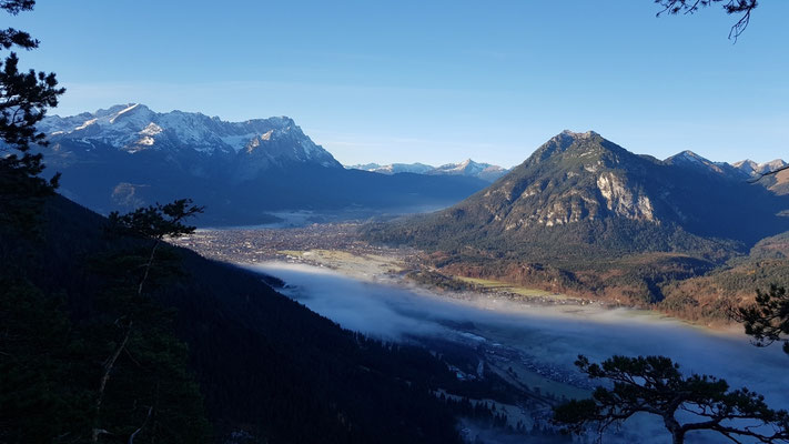 Der Nebel im Tal lichtet sich
