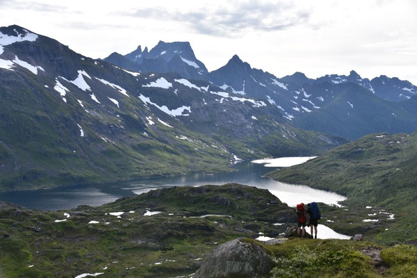 Blick auf Møysalen. In der Mitte des Bildes ist die  Snytindhytta zu sehen.