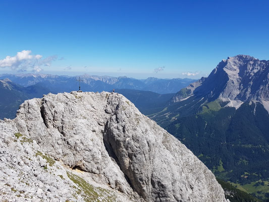 Blick vom Gipfel der Ehrwalder Sonnenspitze zu ihrem Gipfelkreuz