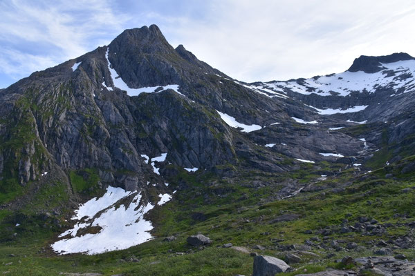 Es wirkt hochalpin, obwohl die Gipfel keine 1000m hoch sind.