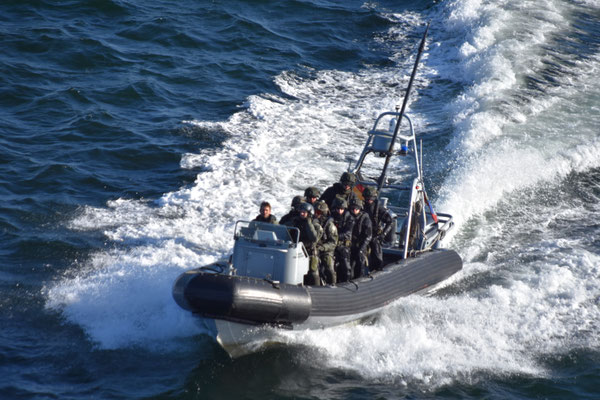 Militärbegleitung in der Kieler Förde