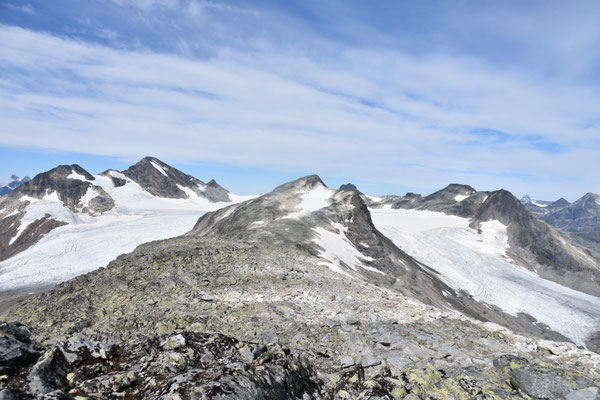Blick vom Vorgipfel zum Hauptgipfel