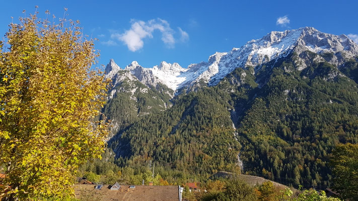 Vom Bahnhof Mittenwald schweift der Blick zur Westlichen Karwendelspitze