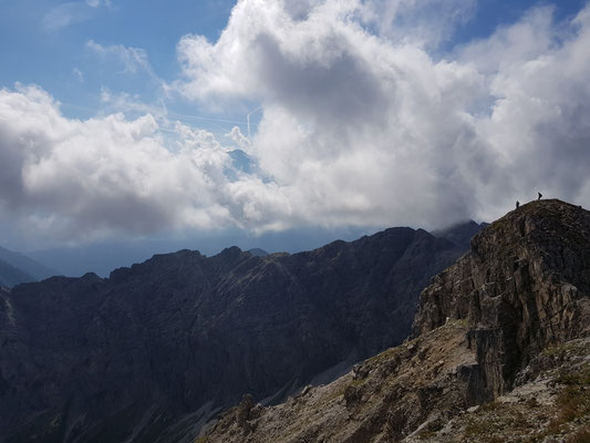 Die Zugspitze lugt zwischen den Wolken hindurch