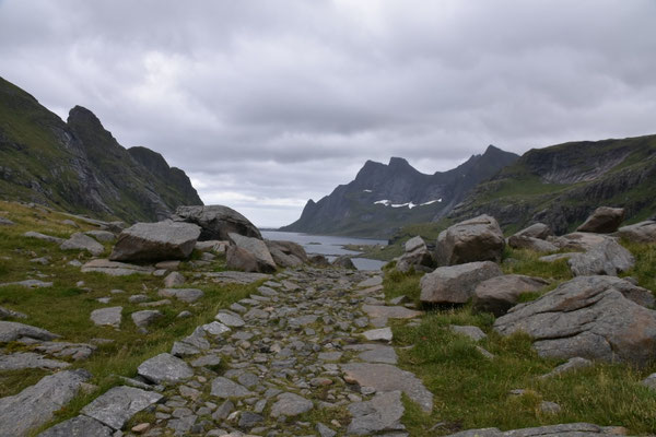Straßenreste auf dem Pass zwischen Bunesfjorden und Bunesstranden