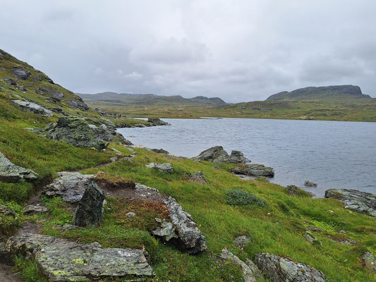 Der Weg um den See zur Hütte zieht sich