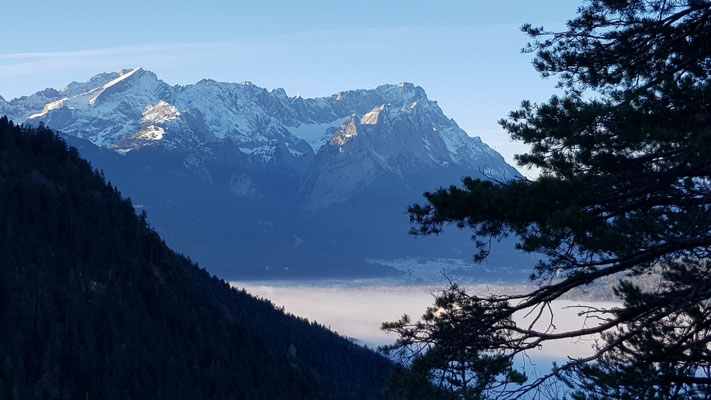 Garmisch liegt noch unter dem Nebel