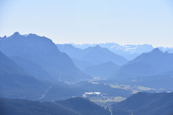 Über Mittenwald geht der Blick zum Alpenhauptkamm