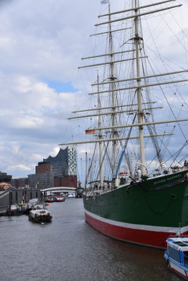 Zwei Schönheiten: Elphie und die Rickmer Rickmers