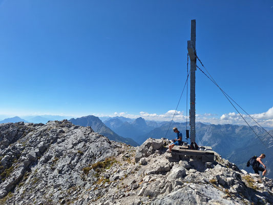 Kreuz und Blick nach Westen